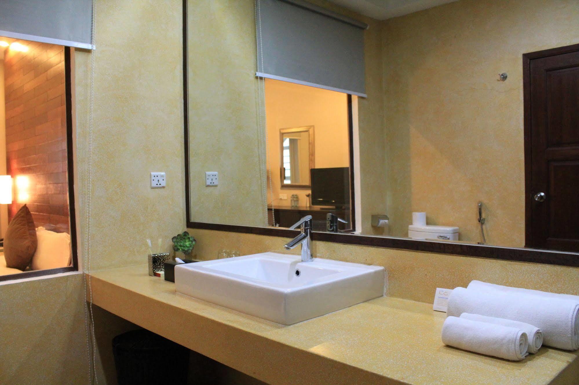 Riverview Cambodia Boutique Hotel Phnom Penh Esterno foto
