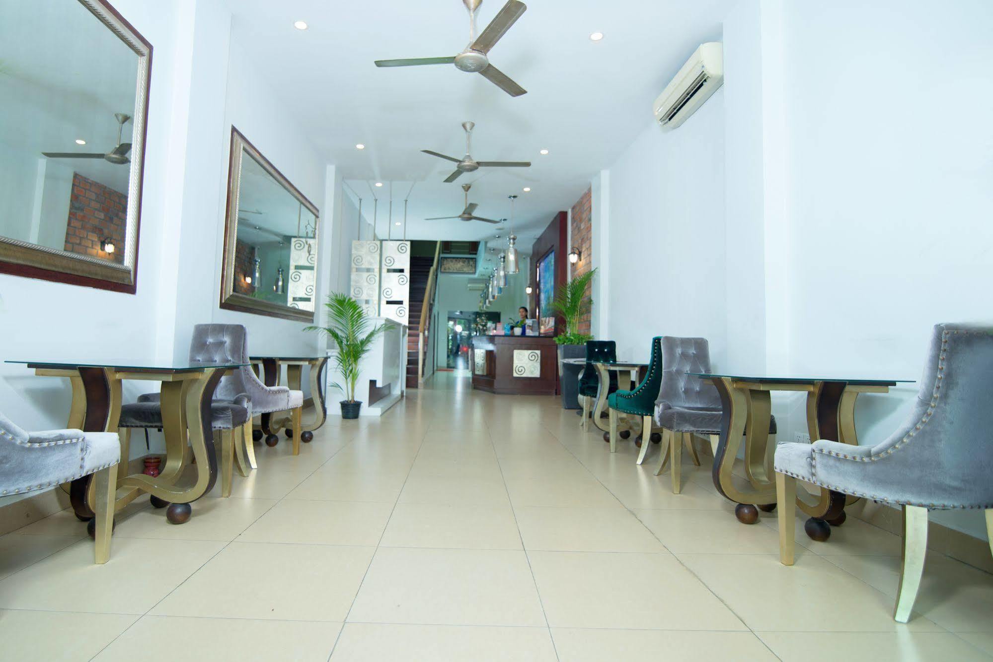 Riverview Cambodia Boutique Hotel Phnom Penh Esterno foto